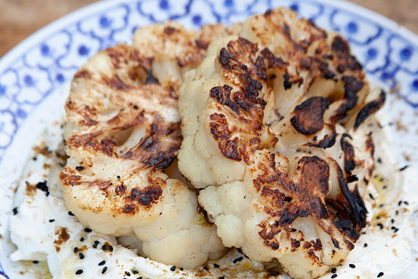 Gegrilde bloemkool van de barbeque met hartige hangop.
